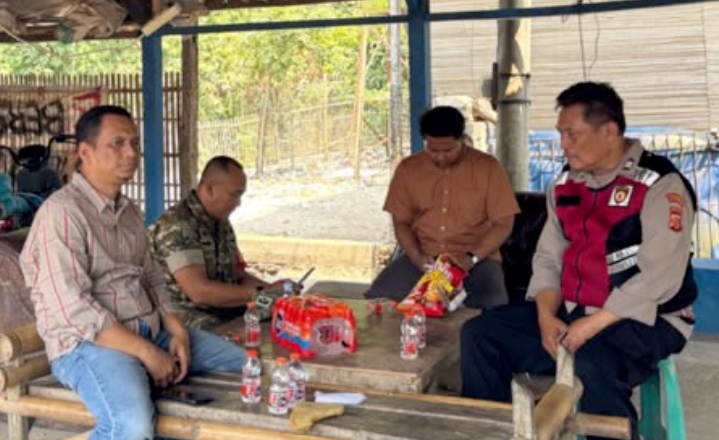 Sinergitas TNI-POLRI Bangun Komunikasi Kamtibmas Bersama Warga Desa Wanakerta ‎