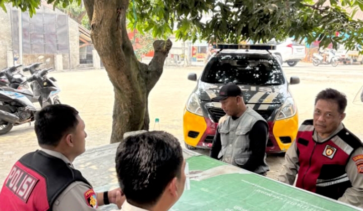 Personel Polsek Telukjambe Barat Patroli Sapa Warga Dusun Kobakbiru Ingatkan Pesan Kamtibmas