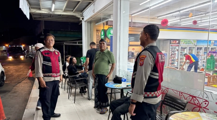 Patroli Dialogis Polsek Telukjambe Barat, Himbau Kamtibmas Ke Pengunjung Indomart ‎