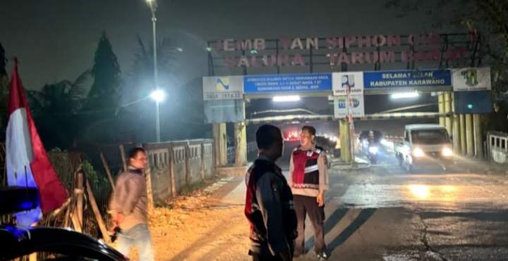 Patroli Polsek Telukjambe Barat Melaksanakan Patroli Malam, Pastikan Area Jembatan Siphon Aman Kondusif