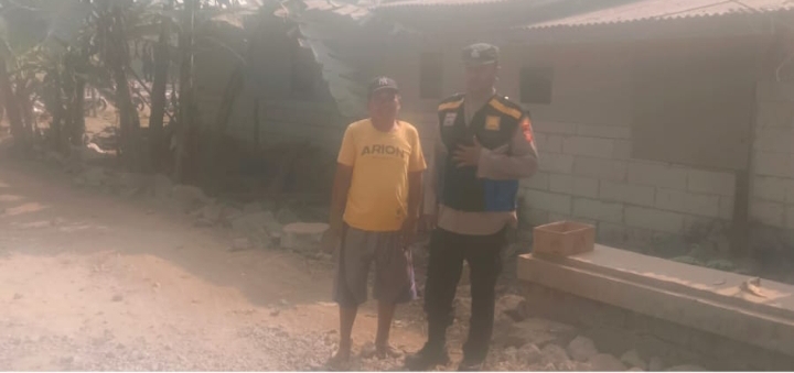 Patroli Sapa Warga, Bhabinkamtibmas Polsek Jatisari Berikan Edukasi Kamtibmas