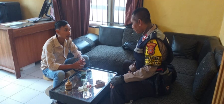 Bhabinkamtibmas Polsek Jatisari Sapa Staf Kasie Ekbang Desa Barugbug