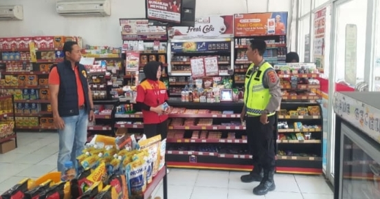 Sapa Warga, Personil Polsek Jatisari Melaksanakan Patroli, Sampaikan Himbauan Kamtibmas Ke Karyawan Alfamart