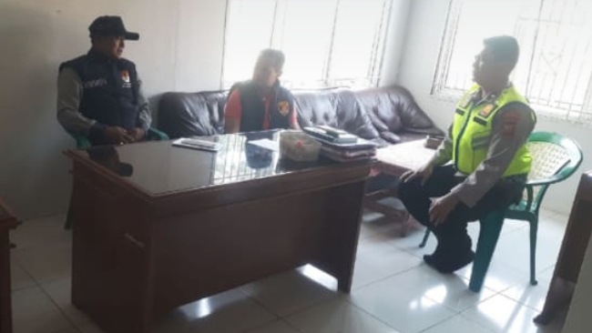 Personil Patroli Polsek Jatisari Sapa Staf Desa Jatiwangi