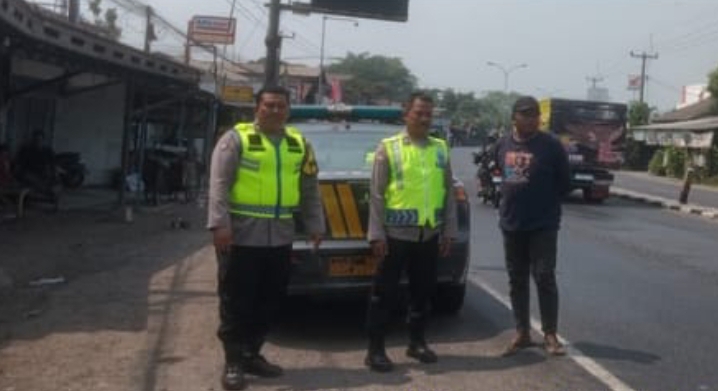 Polsek Jatisari Lakukan Patroli KRYD, Sasaran Pastikan Pertigaan Jalan Raya Cikalong Aman dan Kondusif