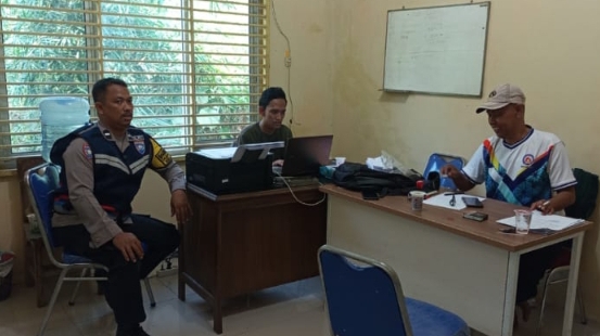 Bhabinkamtibmas Polsek Jatisari Patroli Sapa Warga Sambangi Panitia BPD Desa Balonggandu