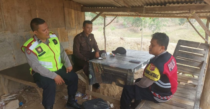 Personil Polsek Telukjambe Barat Lakukan Patroli Sapa Warga, Sambangi Security KNIC
