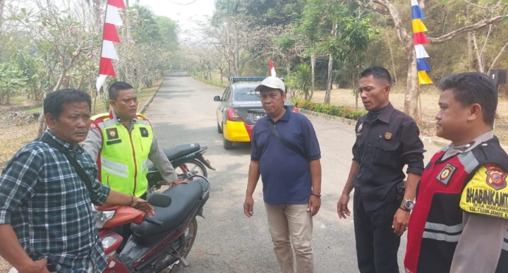 Personil Patroli Siang Polsek Telukjambe Barat Sapa Warga Sambangi Security Graha Sentosa