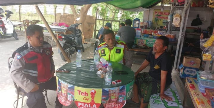 Personel Polsek Telukjambe Barat Patroli Sapa Warga Dusun Kaligandu Ingatkan Pesan Kamtibmas