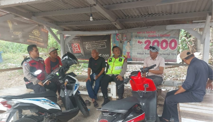 Polsek Telukjambe Barat Patroli Sapa Warga, Edukasi Nomor Layanan Polri