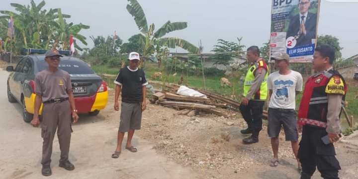 Sambangi Warga Ciketing, Saat Personel Polsek Telukjambe Barat Patroli Sapa Warga ‎