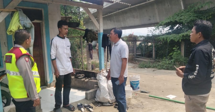 Personil Polsek Telukjambe Barat Sapa Warga Dusun Ciketing, Ini Yang disampaikan Ke Orangtua ‎