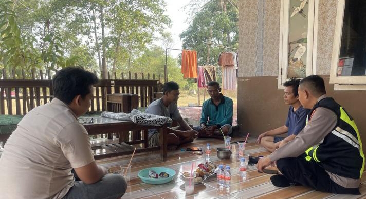 Ingatkan Pesan Kamtibmas, Personel Polsek Telukjambe Barat Patroli Sapa Warga Desa Parungsari
