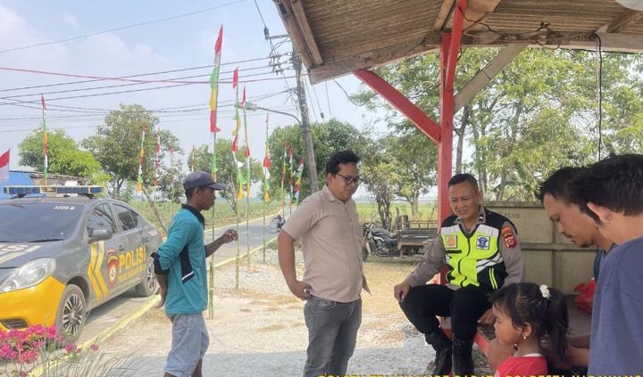 Personil Polsek Telukjambe Barat Patroli Sapa Warga Dusun Parungsari, Edukasi Para Orangtua Terkait Kenakalan Remaja ‎