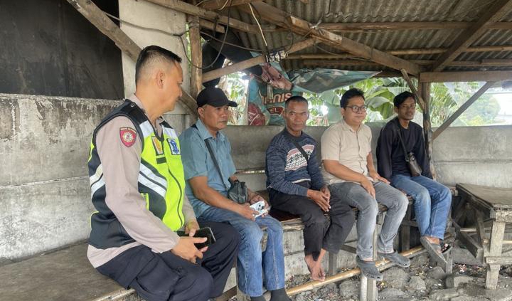 Personil Polsek Telukjambe Barat Patroli Sapa Warga di Pangkalan Ojeg Badami ‎