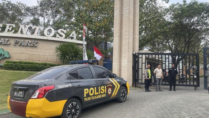 Personil Patroli Siang Polsek Telukjambe Barat Sapa Warga Sambangi Graha Sentosa