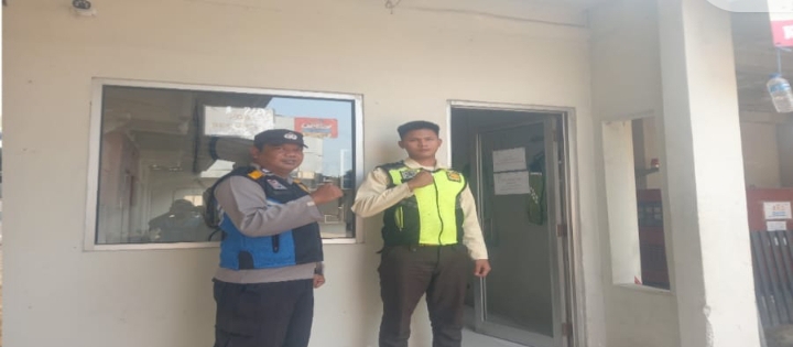 Personil Patroli Siang Polsek Telukjambe Barat Sapa Warga Sambangi Security RS Medika