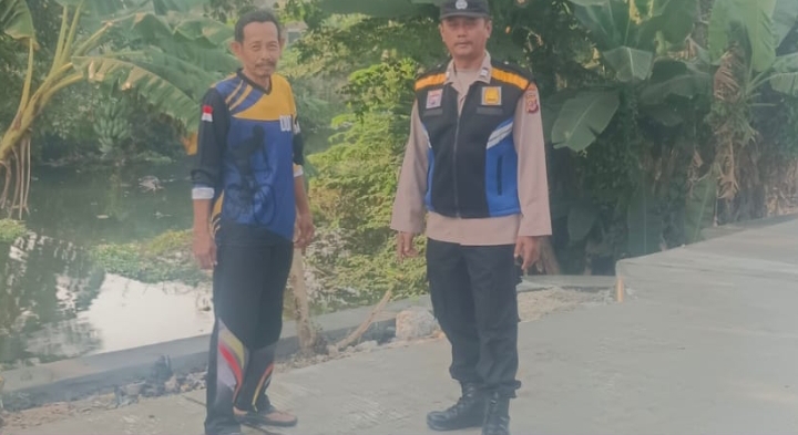 Patroli Sapa Warga Mekarsari, Bhabinkamtibmas Polsek Jatisari Berikan Edukasi Kamtibmas