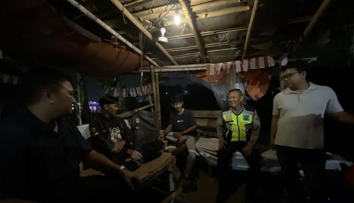 Personil Polsek Telukjambe Barat Melaksanakan Patroli Malam Sapa Warga