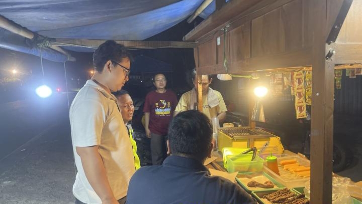 Personel Polsek Telukjambe Barat Patroli Malam Sapa Warga, Sampaikan Pesan Kamtibmas kepada Pedagang Angkringan