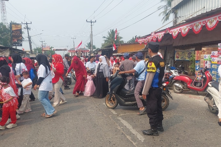 Bhabinkamtibmas Polsek Telukjambe Barat Laksanakan Pengamanan Acara HUT RI ke-81 di Desa Wanakerta