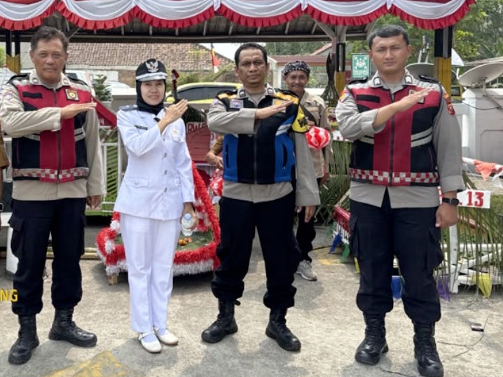 Personel Polsek Telukjambe Barat Patroli Sapa Warga, Edukasi Kamtibmas di Desa Wanakerta