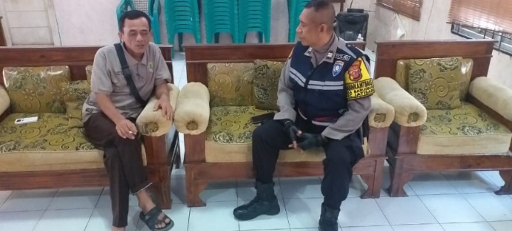 Patroli Sapa Warga Barugbug, Bhabinkamtibmas Polsek Jatisari Berikan Edukasi Kamtibmas Kepada Kadus ‎