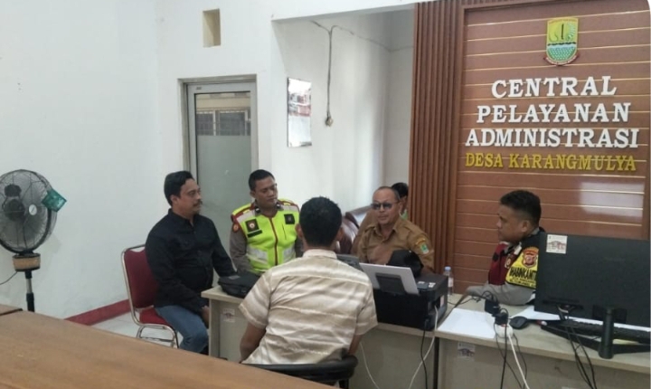 Personil Polsek Telukjambe Barat Patroli Sapa Warga, Sambangi Balai Desa Karangmulya 