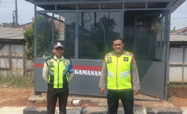 Patroli Siang Polsek Telukjambe Barat Sapa Warga Sambangi Security KCIC