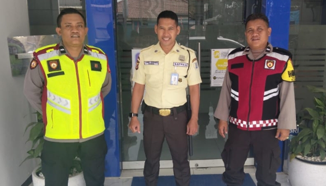 Patroli Sapa Warga, Personil Polsek Telukjambe Barat Perkuat Sinergi dan Keamanan di Perbankan