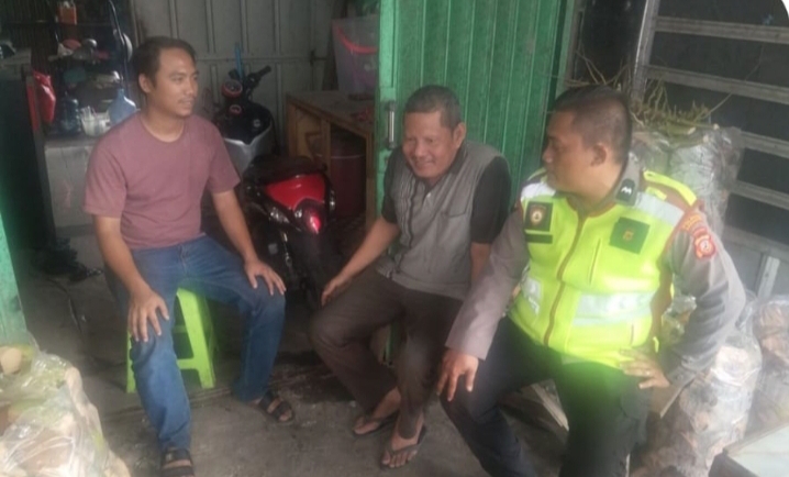 Personil Polsek Telukjambe Barat Melaksanakan Patroli Sapa Warga, Sampaikan Nomor Layanan Kepolisian
