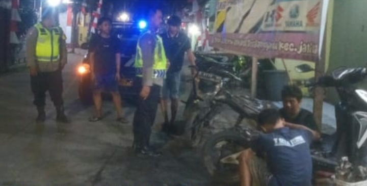 Polsek Jatisari Laksanakan Patroli Malam Sapa Warga Perum Bumi Cikampek Baru