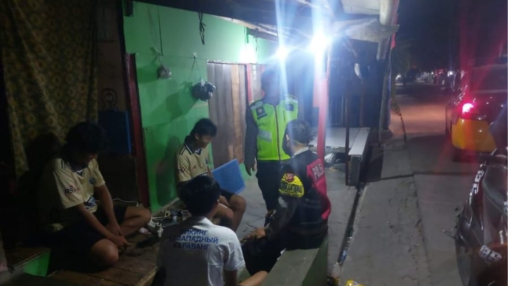 Polsek Telukjambe Barat Laksanakan Patroli Malam Sapa Warga Desa Karangligar 