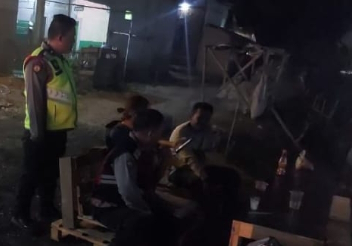 Polsek Telukjambe Barat Laksanakan Patroli Malam Sapa Warga Dusun Cibogo Desa Margakaya ‎