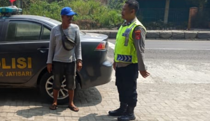 Polsek Jatisari Melaksanakan Patroli Siang Sapa Warga di Pertigaan Kertajaya