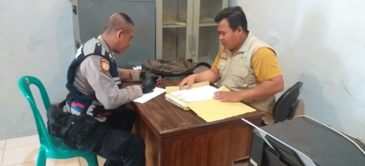 Bhabinkamtibmas Polsek Jatisari Sambangi Panitia Pemilihan BPD Desa Barugbug di Ruang Kerja
