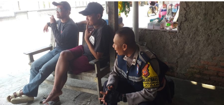 Bhabinkamtibmas Desa Barugbug Sambang Silaturahmi ke Ketua RT dan Warga ‎