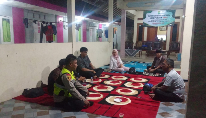 Bhabinkamtibmas Polsek Klari Hadiri Rapat Musyawarah Pemilihan BPD Desa Cibalongsari