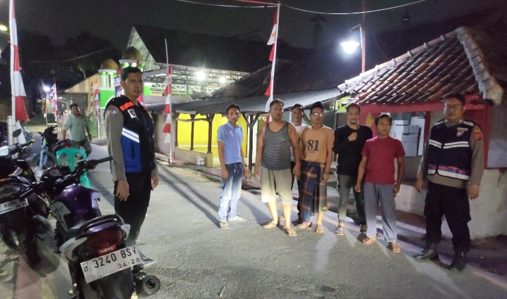 Personel Polsek Klari Patroli Sapa Warga di Poskamling Saat Ronda Malam