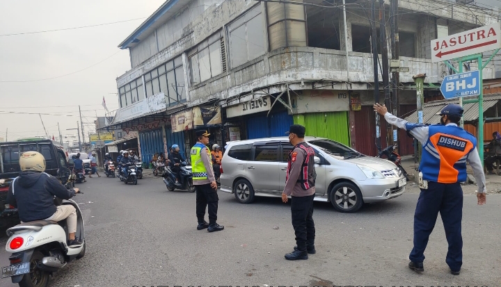 Patroli Sapa Pagi Gatur Lalin, Polsek Klari bersama Dishub Berikan Pelayanan Terbaik kepada Warga ‎