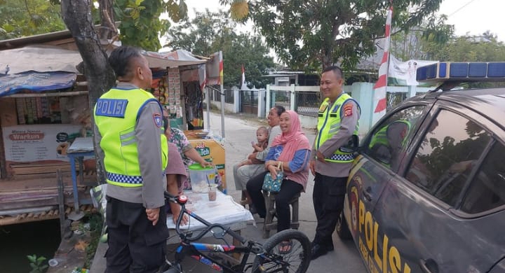 Personel Polsek Telukjambe Barat Laksanakan Patroli Siang Sapa Warga