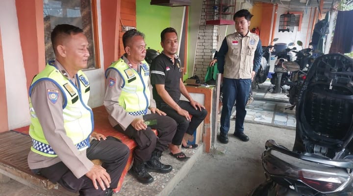 Personel Polsek Telukjambe Barat Patroli Sapa Warga, Pastikan Dusun Kampek Aman dan Kondusif