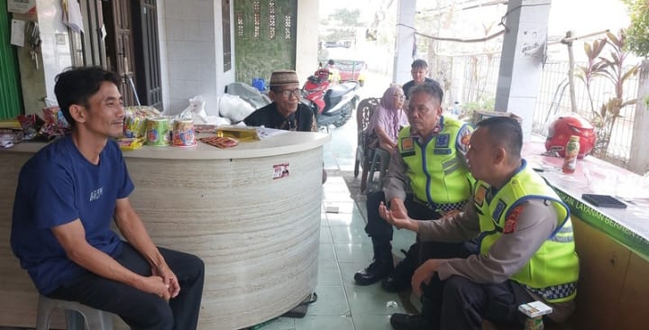 Personel Polsek Telukjambe Barat Patroli Sapa Warga Dusun Rengas Desa Parungsari