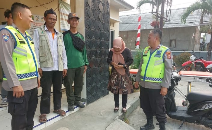 Dusun Babakan Cebong Aman dan Kondusif, Personel Polsek Telukjambe Barat Melakukan Patroli Sapa Warga