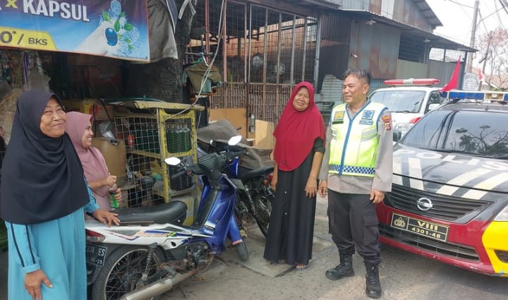 Personil Polsek Telukjambe Barat Himbau Warga Kp Jati Waspada TPPO