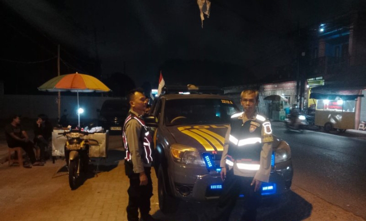 Pastikan Perum Grand Mutiara Kondusif, Personel Polsek Klari Lakukan Patroli Malam