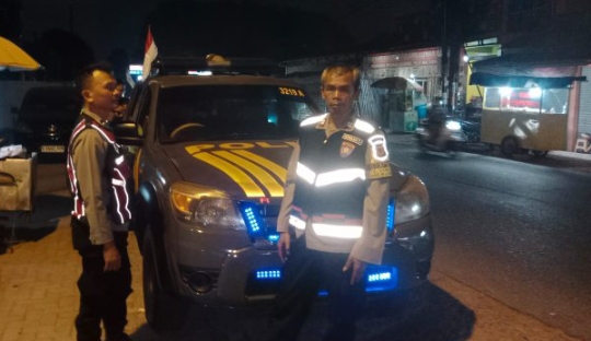 Pastikan Perum Grand Mutiara Kondusif, Personel Polsek Klari Lakukan Patroli Malam