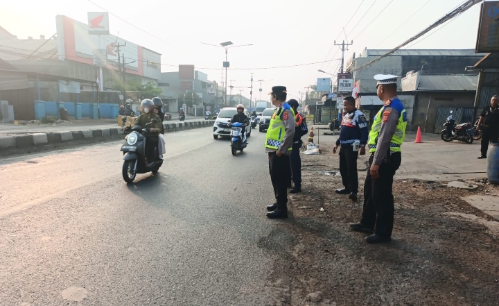 Kapolsek Klari bersama Anggota Berikan Pelayanan Terbaik kepada Warga Dalam Rangka Sapa Pagi