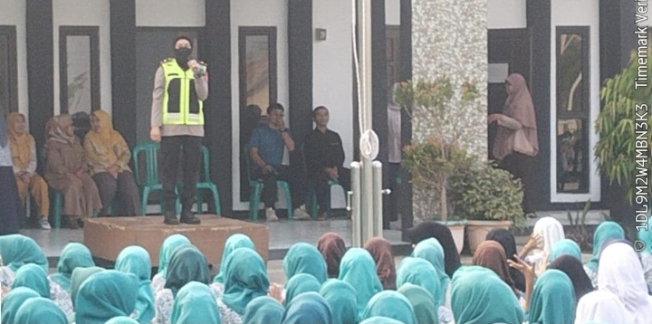 Bahaya Tawuran dikalangan Pelajar, Kapolsek Jatisari Polresta Karawang Sosialisasi Kamtibmas di SMKN 1 Jatisari