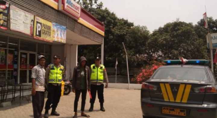 Personil Polsek Jatisari Melaksanakan Patroli Sapa Warga, Berikan Himbauan Kamtibmas Ke Juru Parkir Alfamart